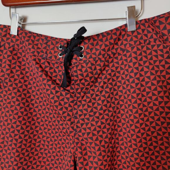 Patagonia Men's Sz 34 Wavefarer Board Shorts Red Black Geometric Swim Surf Beach - Picture 4 of 6